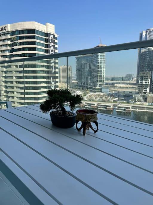 Appartamento New Luxury Modern Canal View. Dubai Esterno foto