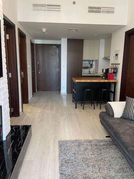 Appartamento New Luxury Modern Canal View. Dubai Esterno foto