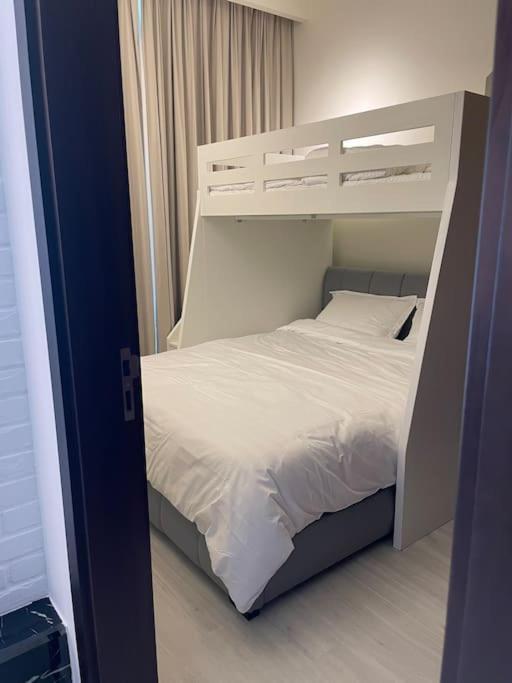 Appartamento New Luxury Modern Canal View. Dubai Esterno foto